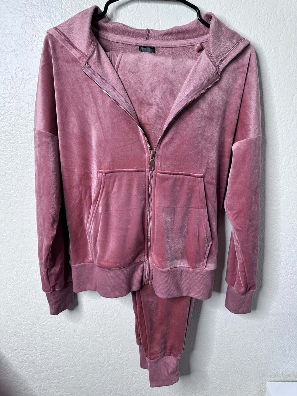 NWOT Women's Velour 2-Piece Zip-Up Hoodie and Jogger Set - XS